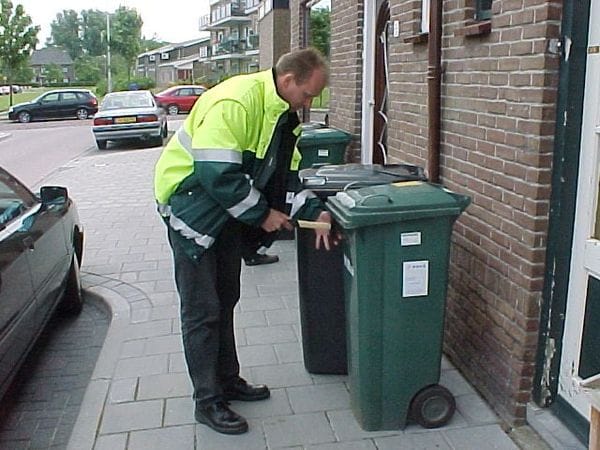 25 jaar ROVA: Met een hamer worden één voor één chips in de minicontainers voor restafval getimmerd